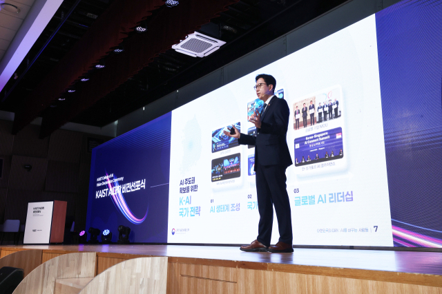 배경훈 부총리 겸 과학기술정보통신부 장관이 1일 'KAIST AI대학 비전선포식'에서 'K-AI 국가전략'을 주제로 기조강연을 하고 있다. [사진=KAIST]