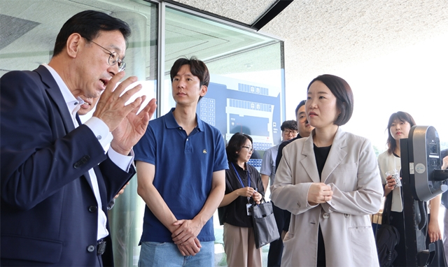 7월24일 오전 제주 쏘카터미널에서 국회의원·도지사·기업 관계자들이 모여 현장을 둘러보고 있다. 사진은 위성곤 제주특별자치도지사(왼쪽부터), 박재욱 쏘카·에이펙스 모빌리티 대표, 이소영 의원. [사진=쏘카]
