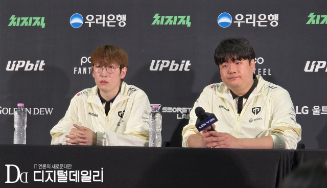 7월31일 '2026 LCK' 정규 시즌 3라운드 'LCK 팀 로드쇼: 하우스 오브 젠지' 현장. 젠지e스포츠 '듀로' 주민규(왼쪽)와 '류' 유상욱 감독(오른쪽)이 취재진에 질문에 답하고 있다. [사진=이학범기자]