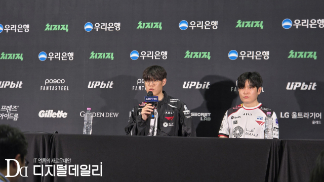 7월31일 '2026 LCK' 정규 시즌 3라운드 'LCK 팀 로드쇼: 하우스 오브 젠지' 현장. '오너' 문현준(왼쪽)과 '톰' 임재현 감독대행이 취재진의 질문에 답하고 있다. [사진=이학범기자]