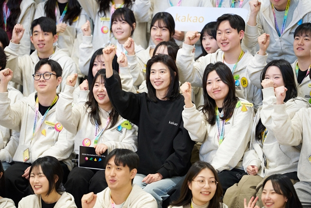 정신아 카카오 대표가 카카오그룹 신입 공채 크루들과의 첫 만남을 기념해 사진을 찍고 있다. [사진=카카오]