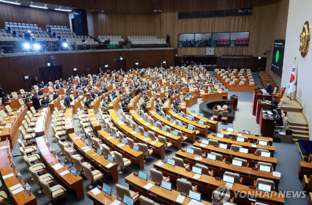 지난해 12월24일 국회에서 열린 12월 임시국회 본회의에서 정보통신망법 개정안이 더불어민주당 주도로 처리되고 있다. [사진=연합뉴스]