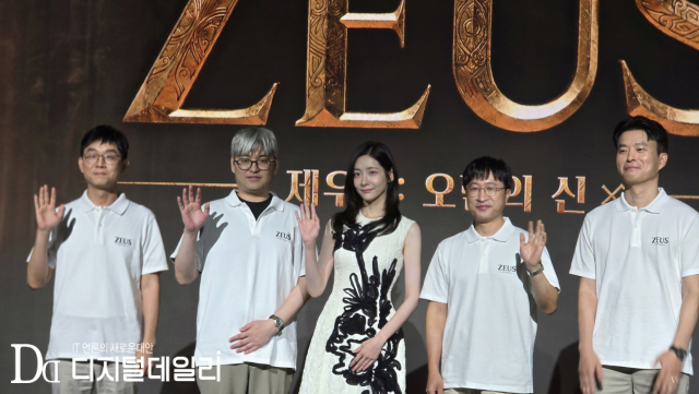 8월7일 컴투스 '제우스: 오만의 신' 쇼케이스 현장. 김정훈 컴투스 사업본부장(왼쪽부터), 정성훈 에이버튼 디렉터, 박지현 배우, 남재관 컴투스 대표, 김대훤 에이버튼 대표. [사진=이학범기자]