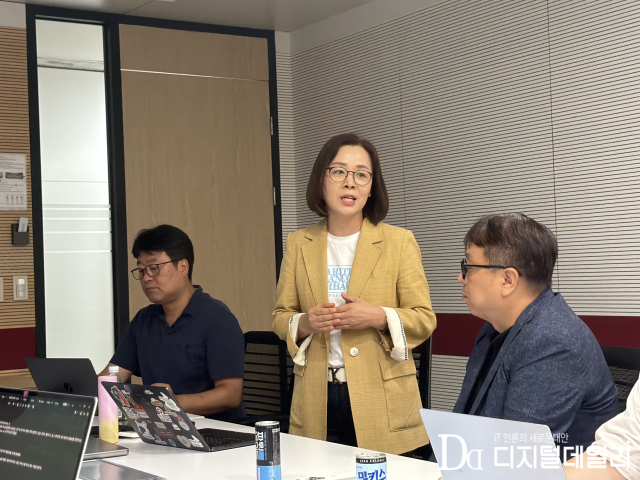8월 11일 한국오라클이 개최한 AI 중심 클라우드 & 데이터 플랫폼 최신 기술 업데이트 간담회에서 나정옥 한국오라클 부사장(가운데)이 발표하고 있다.[사진=박재현기자]