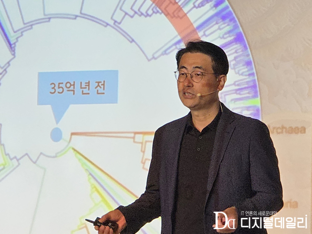 이경일 솔트룩스 대표가 지난 5월28일 서울 역삼에서 개최된 ‘솔트룩스 AI 컨퍼런스(SAC) 2026’에서 AI 에이전트 핵심 전략을 소개하고 있다.[사진=디지털데일리 오병훈기자]