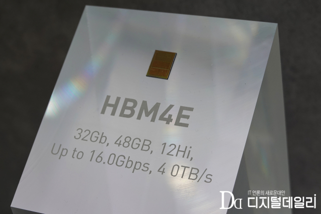SK하이닉스는 컴퓨텍스 2026에서 HBM4E 실물을 처음으로 공개했다. [사진=배태용기자]