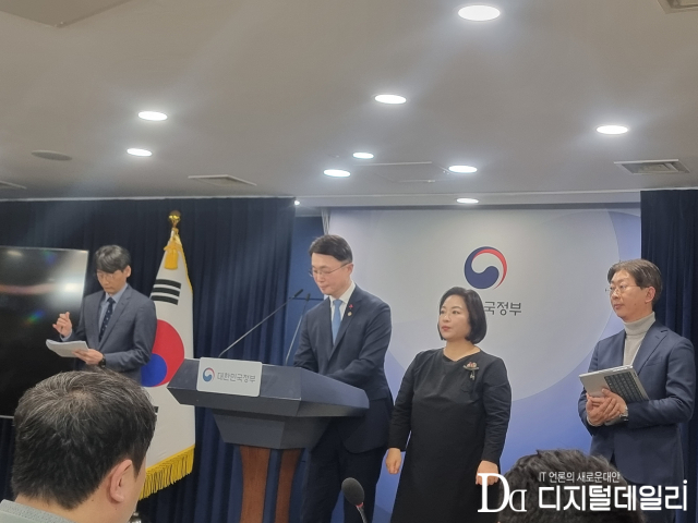류제명 과학기술정보통신부 2차관(가운데)이 정부서울청사에서 독자 AI파운데이션 모델 1차 평가 결과를 발표하고 있다.[사진=디지털데일리]