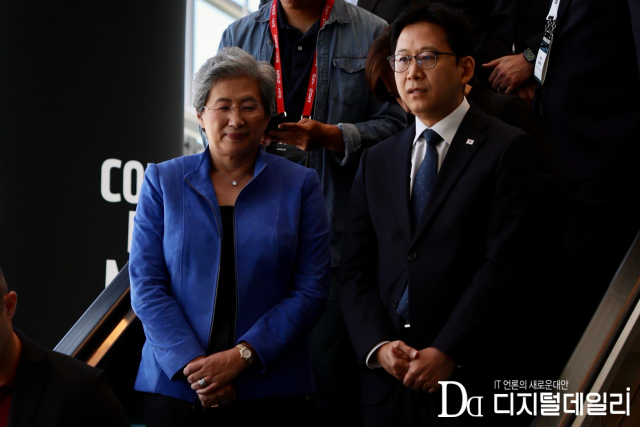 지난 7월 미국 샌프란시스코 AMD 어드밴싱 AI 현장을 찾은 배경훈 과학기술정보통신부 장관 겸 부총리(오른쪽)와 리사 수 AMD CEO가 업무협약을 마치고 전시장으로 이동하는 모습 [사진=김문기 기자]