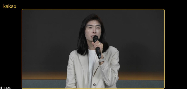 정신아 카카오AI 대표 내정자가 8월21일 온라인 기자간담회에서 카카오AI 출범 이후 자체 AI 모델 개발과 외부 AI 사업자와의 협력 방향에 대한 기자 질문에 답하고 있다. 정 내정자는 카카오 서비스에 필요한 자체