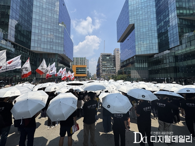 카카오 노조원들이 6월10일 카카오 판교 아지트 인근에서 집회 행진을 진행하고 있다. [사진=채성오기자]