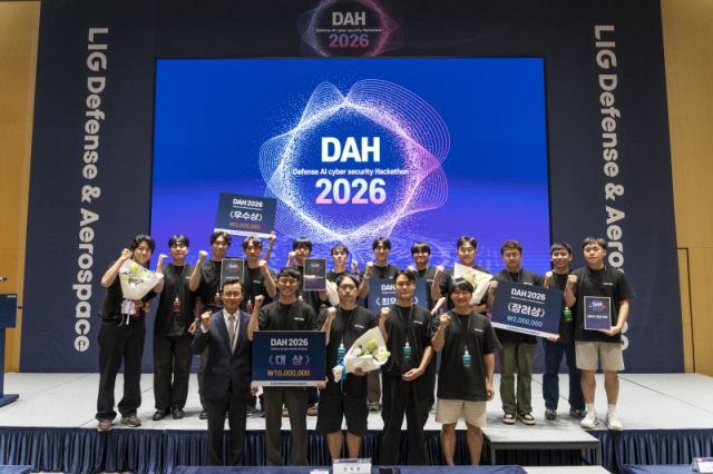 DAH 2026 대상을 수상한 Aegis Protocol팀과 최우수상의 필승 Yes I Can팀, 우수상의 사이버인민군팀, 장려상의 에이아이 깎던 육군팀이 신익현 LIG D&A 대표이사(앞줄 왼쪽)와 함께 기념촬영을