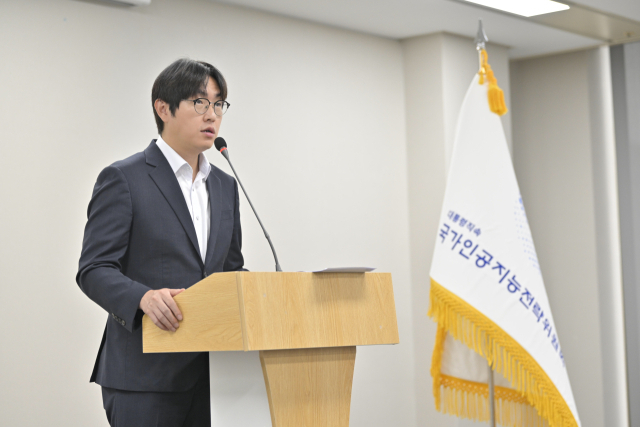 국가인공지능전략위원회 하정우 신임 상근부위원장이 취임식에 참석하여 취임사를 발표하고 있다.[사진=국가AI전략위원회]