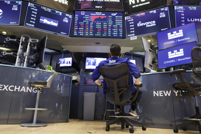 뉴욕시 월스트리트에 위치한 뉴욕증권거래소(NYSE) 거래장에서 트레이더들이 업무를 보고 있다. [사진=연합뉴스]