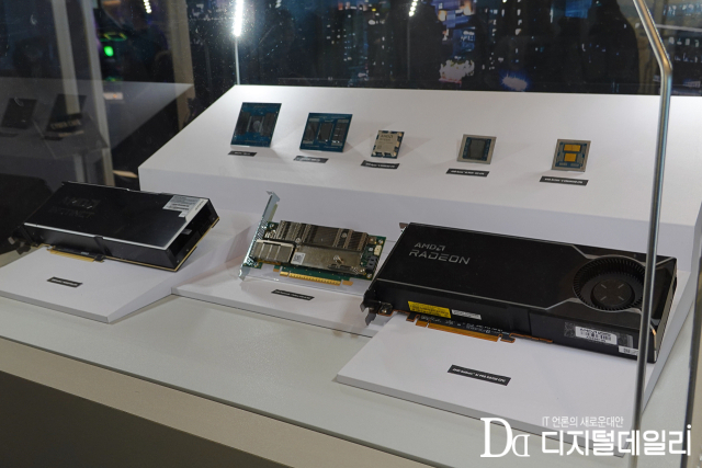 컴퓨텍스 2026 AMD 단독 데모 투어 현장에 진열된 AMD 인스팅트 MI350P PCIe GPU 가속기와 차세대 에픽(EPYC) 서버용 CPU 및 라데온 프로 W9700 그래픽 카드 실물. [사진=배태용기자]