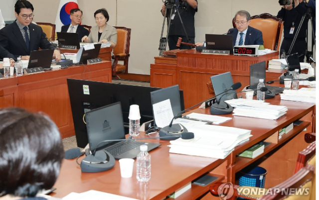 “민주당 횡포” “<b>스컹크</b> 정치” 이진숙 결의안 놓고 과방위 또 파행