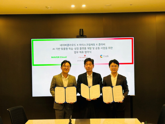네이버클라우드 임태건 전무(왼쪽부터), 아이스크림에듀 이재준 대표, 클라비 안인구 대표가 지난 9월 7일 AI 기반 맞춤형 학습·성장 플랫폼 개발 및 공동 사업을 위한 업무협약을 체결하고 기념촬영을 하고 있다.[사진