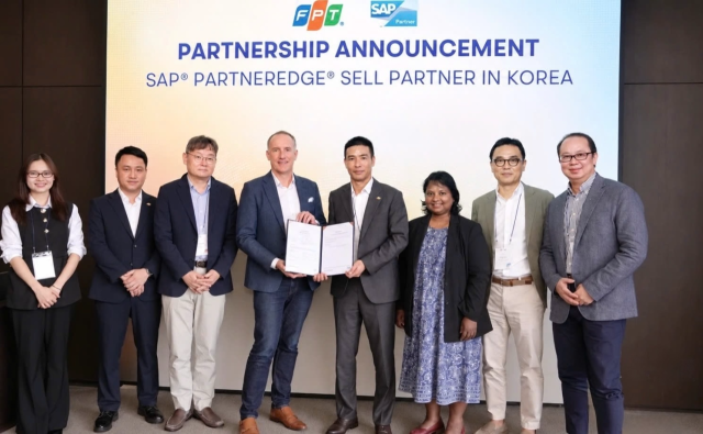 피터 무어 SAP 아시아태평양 파트너 에코시스템 총괄(가운데 왼쪽)과 하 민 뚜안 FPT코리아 대표(가운데 오른쪽) [사진=FPT]