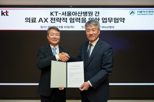 KT가 서울아산병원과 ‘AI 병원’ 구축 및 임상 현장에 적용 가능한 AI 의료서비스 개발을 위한 의료 AX 협력에 나선다고 10일 밝혔다. KT 엔터프라이즈부문장 김봉균 부사장(서진 왼쪽)과 박승일 서울아산병원장이