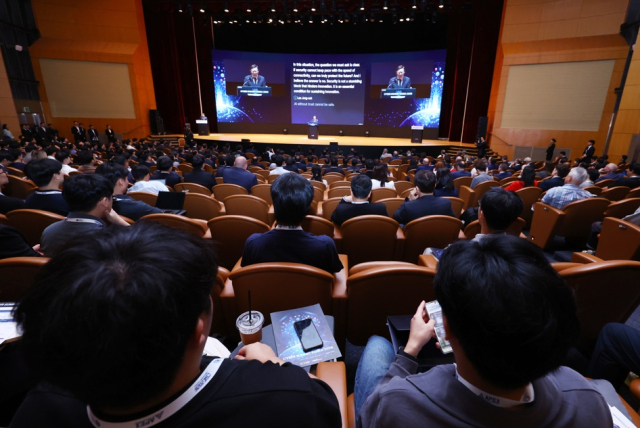 이종석 국가정보원 원장이 9월17일 서울 강남구 코엑스에서 '사이버서밋코리아(CSK) 2026' 행사를 열고 개회사를 하고 있다. [사진=연합뉴스]