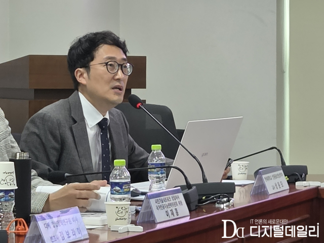 상윤모 연세대학교 언론홍보 영상학부 교수가 9월23일 국회의원회관에서 열린 ‘한국형 온라인안전법 입법 방향과 쟁점: 시민사회의 관점’ 토론회에서 발표 중이다. [사진=디지털데일리 오병훈기자]
