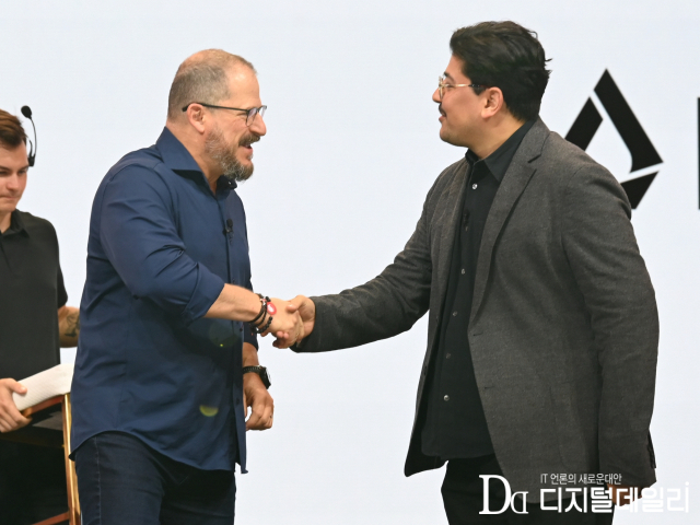 라민 하사니(Ramin Hasani) 리퀴드 AI(Liquid AI) 공동 창업자 겸 CEO(우측)과 크리스티아노 아몬 퀄컴 최고경영자(CEO) [사진=김문기 기자]