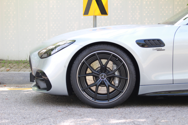 메르세데스-AMG GT 43 론치 에디션에 장착된 은색 캘리.[사진=윤서연 기자]