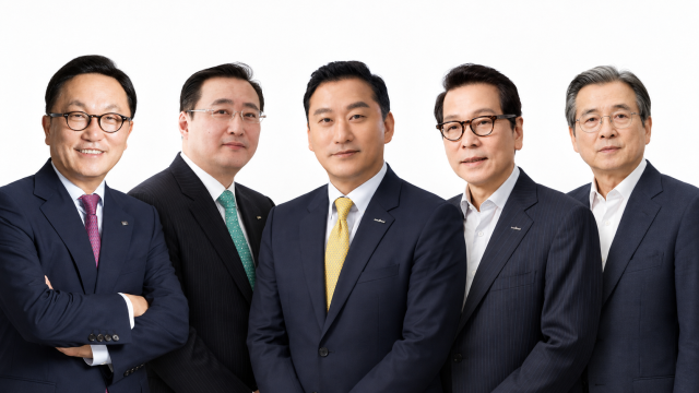 (왼쪽부터) 박현주 미래에셋그룹 회장, 김남구 한국투자금융지주 회장, 김성환 한국투자증권 대표, 배재규 한국투자신탁운용 대표, 김용범 전 청와대 정책실장 [사진=각사]