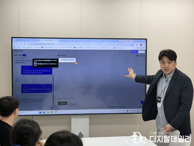 LG유플러스가 2030년까지 상담 대기시간 없는 AICC(AI Contact Center)를 구현하기 위한‘AI 네이티브 컨택센터’전략을 공개하며 시연에 나섰다.사진은 이인표 LG유플러스 상담어드바이저스쿼드 P