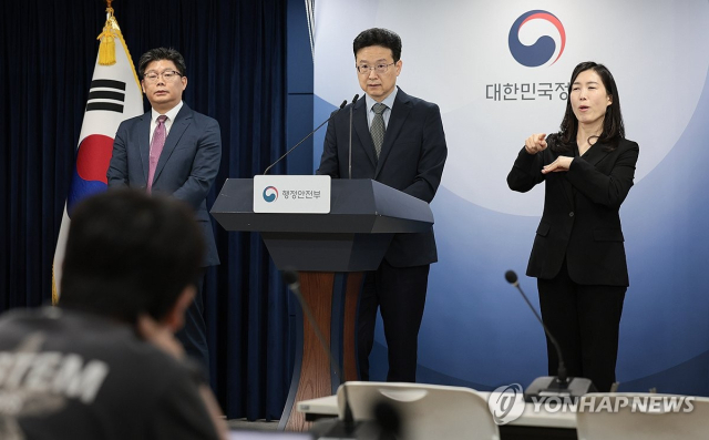 10월 2일 황규철 행정안전부 인공지능정부실장이 서울 종로구 정부서울청사에서 국가정보자원관리원 화재 1년 계기 관련 기자들의 질문에 답변하고 있다.[사진=연합뉴스]