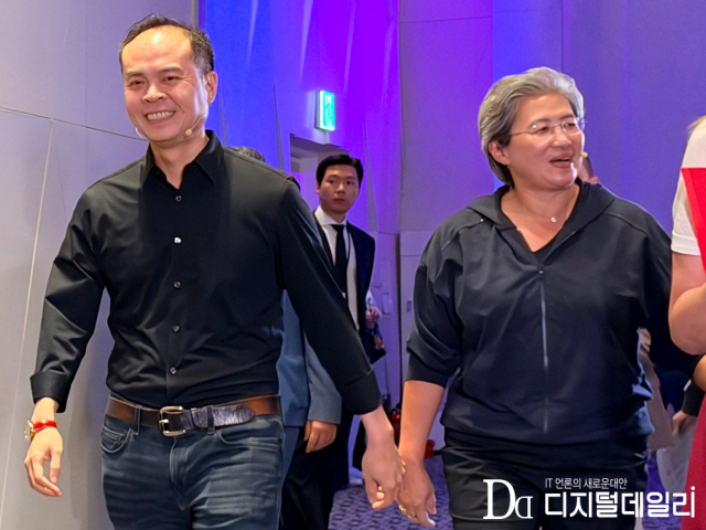 리사 수(Lisa Su) AMD 최고경영자(CEO) 겸 이사회 의장(우)과 잭 후인(Jack Huynh) AMD 컴퓨팅 및 그래픽스 그룹 총괄 수석 부사장 [사진=김문기 기자]