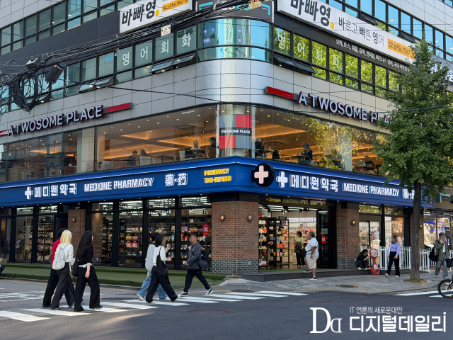 10월8일 방문한 홍대입구역 인근 ‘메디원약국’ 외부 전경. 기존 1층을 사용하던 카페 투썸플레이스가 2층으로 옮겨 영업하고 있다. [사진=장주영 기자]