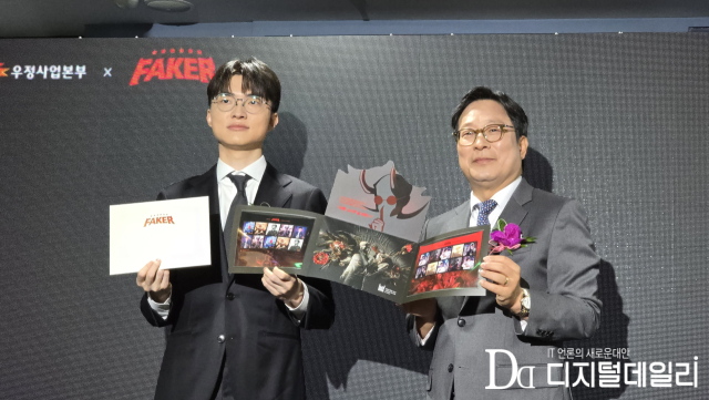 10월10일 서울중앙우체국 우표박물관에서 열린 '페이커 기념우표 기획전시관 개관식' 현장.'페이커' 이상혁(왼쪽)과 박인환 우정사업본부장(오른쪽).[사진=이학범기자]