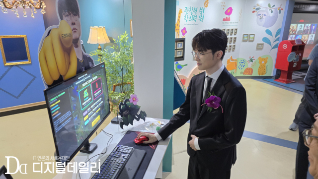 10월10일 서울중앙우체국 우표박물관에서 열린 '페이커 기념우표 기획전시관 개관식' 현장.'페이커' 이상혁이 순발력 테스트 게임에 참여하고 있다.[사진=이학범기자]