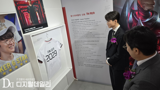 10월10일 서울중앙우체국 우표박물관에서 열린 '페이커 기념우표 기획전시관 개관식' 현장.'페이커' 이상혁(왼쪽)과 박인환 우정사업본부장(오른쪽)이 현장을 둘러보고 있다.[사진=이학범기자]