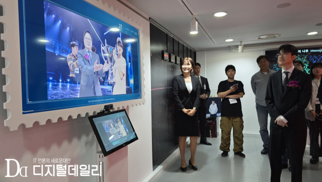 10월10일 서울중앙우체국 우표박물관에서 열린 '페이커 기념우표 기획전시관 개관식' 현장.박인환 우정사업본부장이 참여한 기념사진 촬영 결과물을 '페이커' 이상혁이 감상하고 있다.[사진=이학범기자]