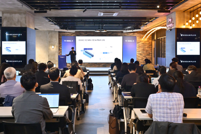 안재만 베슬AI 대표가 10월15일 서울 강남 드림플러스에서 열린 ‘2026 네오클라우드 전략 발표회’에서 회사의 사업 전략과 향후 성장 계획을 발표하고 있다. [사진=베슬AI]
