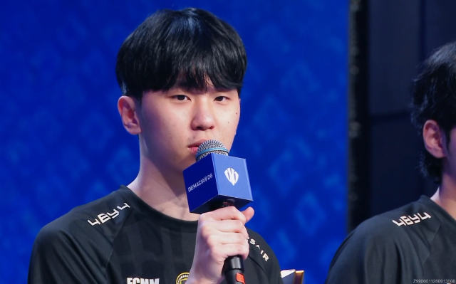 '2026 데마시아컵 글로벌 인비테이셔널(DCGI)' 우승 인터뷰를 진행 중인 '랩터' 전어진. [사진=SOOP 경기 중계 화면 갈무리]