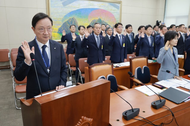 박대출 “고위험 ETF <b>심사</b> 29일 만에”…<b>이찬진</b> “금융위 일정 맞춰 서둘...