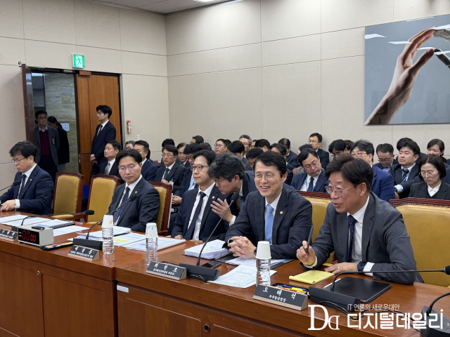배경훈 부총리 겸 과학기술정보통신부 장관(왼쪽 두 번째)이 10월23일 국회 과학기술정보방송통신위원회 종합국정감사에 참석해 있다. [사진=정혜승기자]