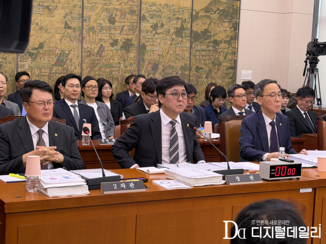 지난 10월7일 열린 2026 문화체육관광위원회 국정감사에 참석한 최휘영 문체부 장관(가운데). [사진=장주영 기자]