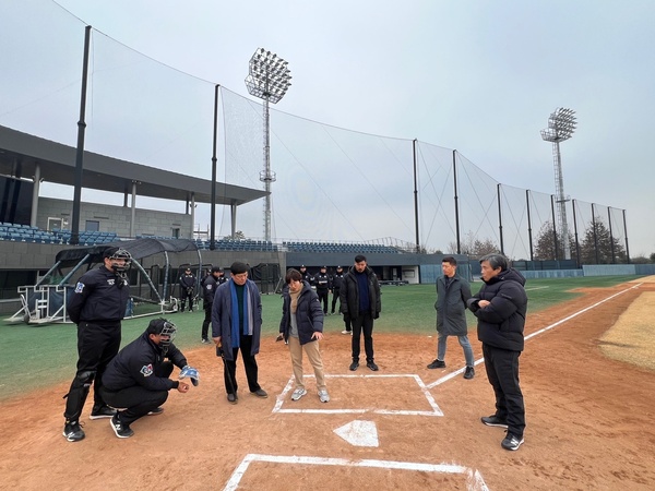 KBO <b>허구연 총재</b>, <b>심판</b>위원회 피치클락·ABS 적응훈련 점검