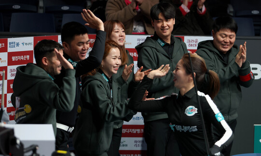 '당구 여제' <b>김가영</b> 퍼펙트큐 맹활약...<b>하나카드</b>, PBA 팀리그 4연승 질주