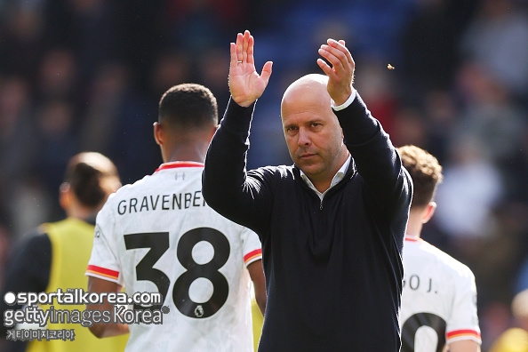 PL새 역사 쓴 살라, 6개월 뒤 FA→'사우디, PSG 이적설 솔솔'...슬롯 감독 "좋은 결정 할 거라 믿어"