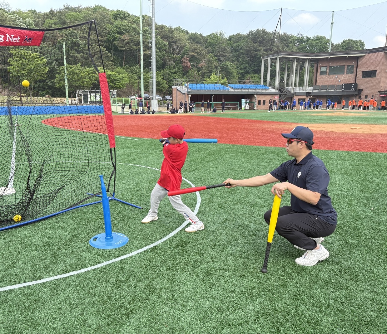 '국대 <b>감독</b>님이 <b>티볼</b> 캠프에?' 韓 대표팀 <b>류지현 감독</b>, KBO '찾아가는 티...