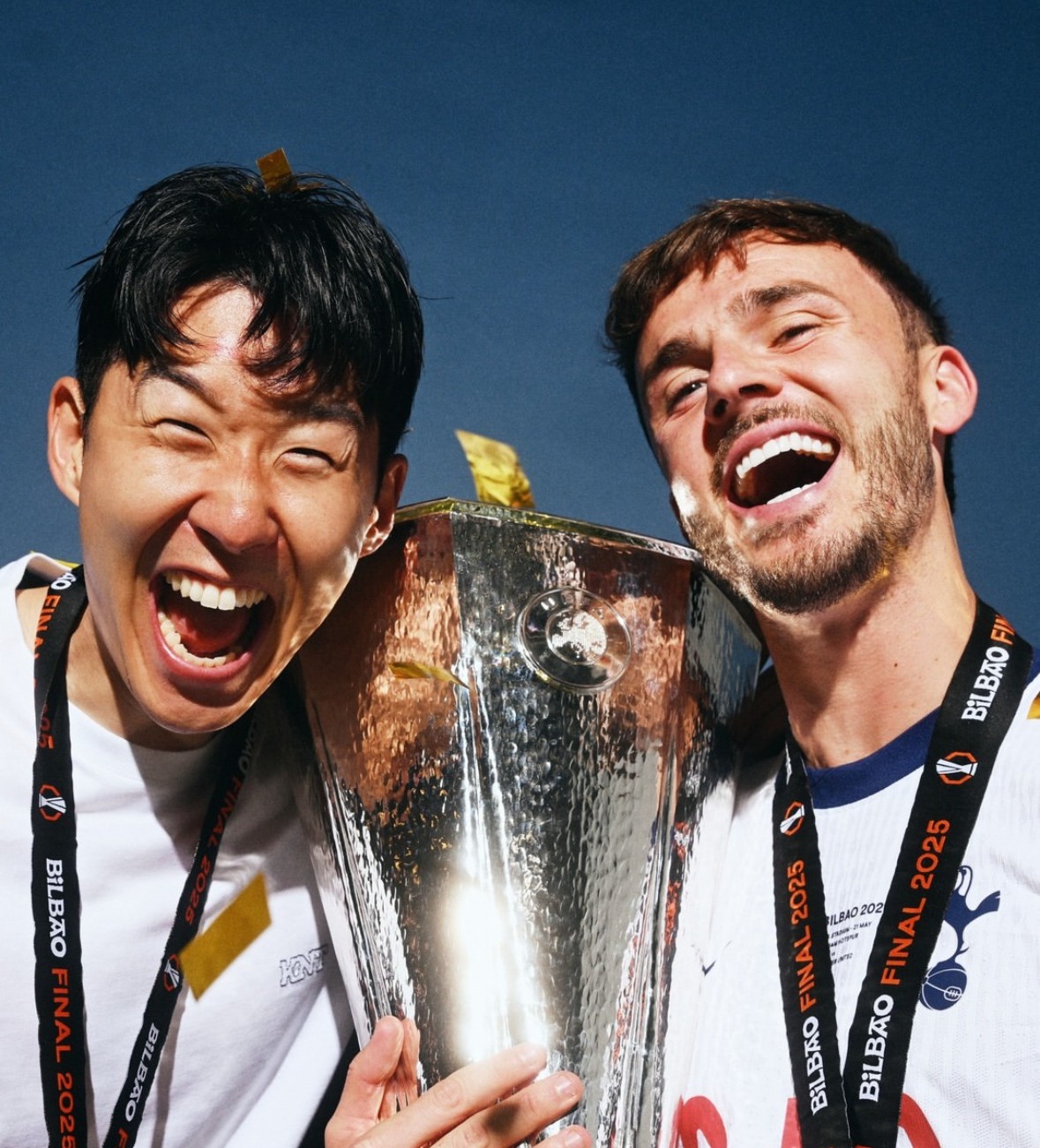 '생애 첫 우승' <b>손흥민</b>, 못 받은 <b>메달</b> 목에 걸고 활짝 웃었다…UEFA, "실...