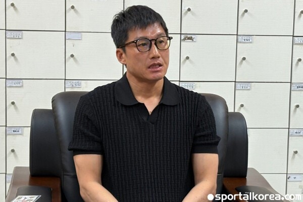 [현장포커스] 쉽게 말해 기본이 안 됐다 이정효 감독, 홍용준 향해 &apos;채찍&apos;...노희동, 실수엔 &apos;당근&apos; 엇갈린 반응 이유는?