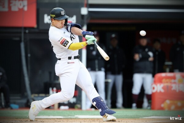 '류현진VS이대호' MVP 경쟁급이었던 2025시즌 신인왕 경쟁, 안현민 <b>독주</b>...