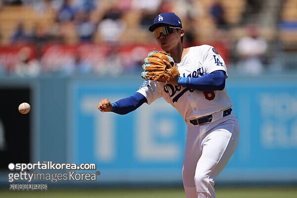 '약점 읽혔나' <b>김혜성</b> ERA 5.14 투수한테 'KK'후 <b>교체</b>, 그래도 수비는 좋...