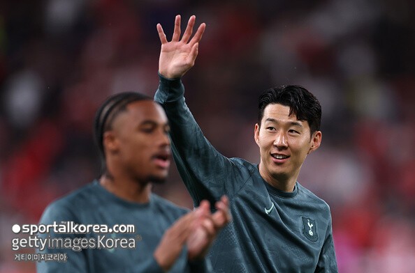 韓 축구 역대급 반전! 'LAFC 이적설' <b>손흥민</b>, 토트넘 <b>잔류</b>한다…감독이...
