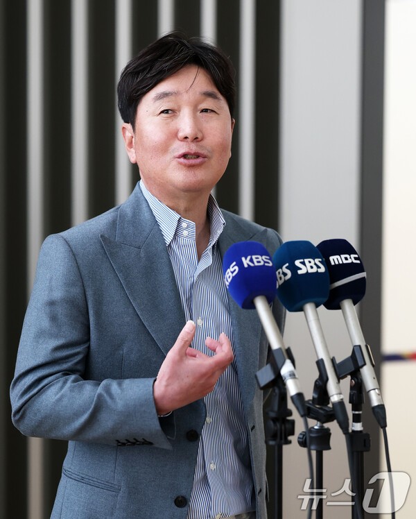 '일본·대만 해체분석기 가동' 류지현 감독 <b>WBC</b> 전력 분석차 출국…한국...